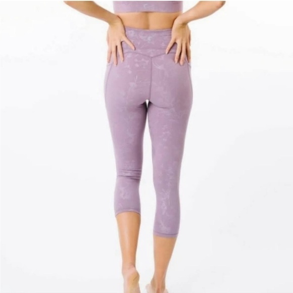 Zyia Active Light Lilac Purple Floral Print Cropped Leggings Size 4 EUC Pockets - Picture 2 of 12